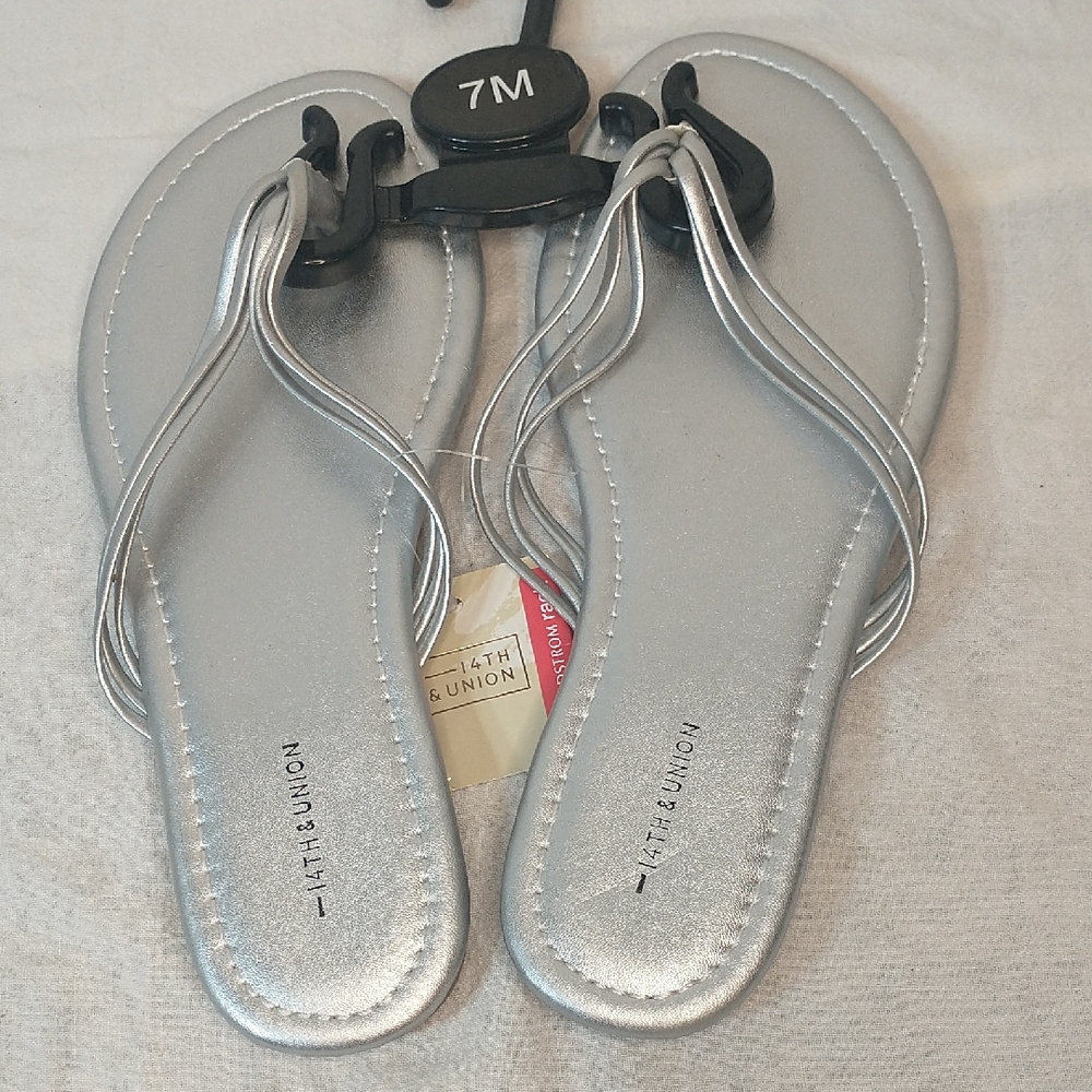 NWT 14th & Union Silver Metallic Multi-Strap Women's Sandals, Size 7. (H&J)